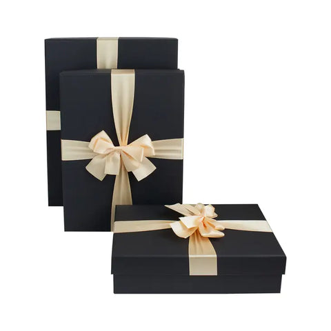 Schwarze Geschenkbox mit Deckel, cremefarbenes Band