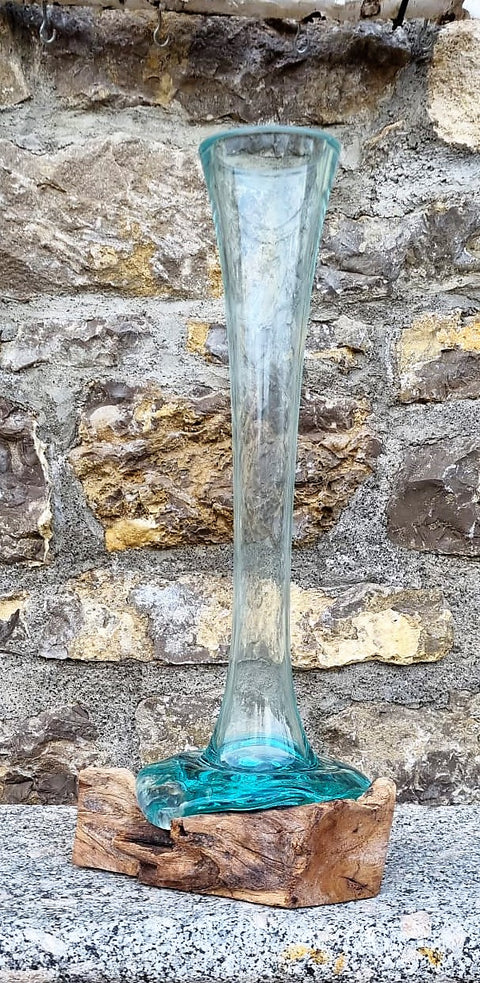 Luna - grosse, schlanke, mundgeblasene Vase auf Naturholz Sockel