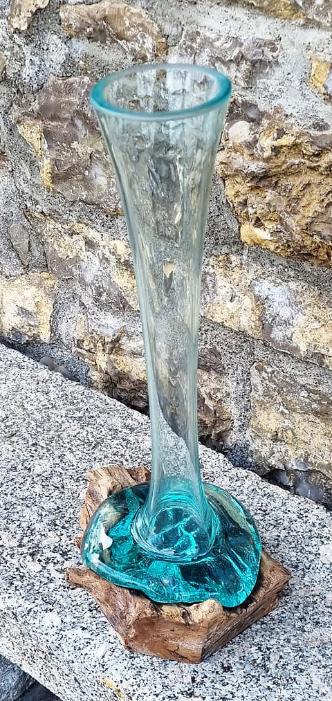 Luna - grosse, schlanke, mundgeblasene Vase auf Naturholz Sockel