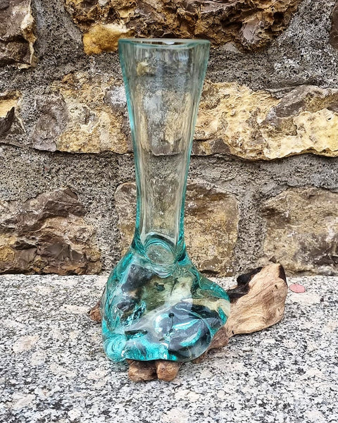 Luna - kleine, schlanke, mundgeblasene Vase auf Naturholz Sockel