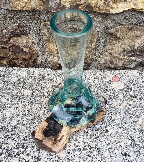 Luna - kleine, schlanke, mundgeblasene Vase auf Naturholz Sockel