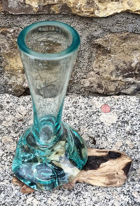 Luna - kleine, schlanke, mundgeblasene Vase auf Naturholz Sockel